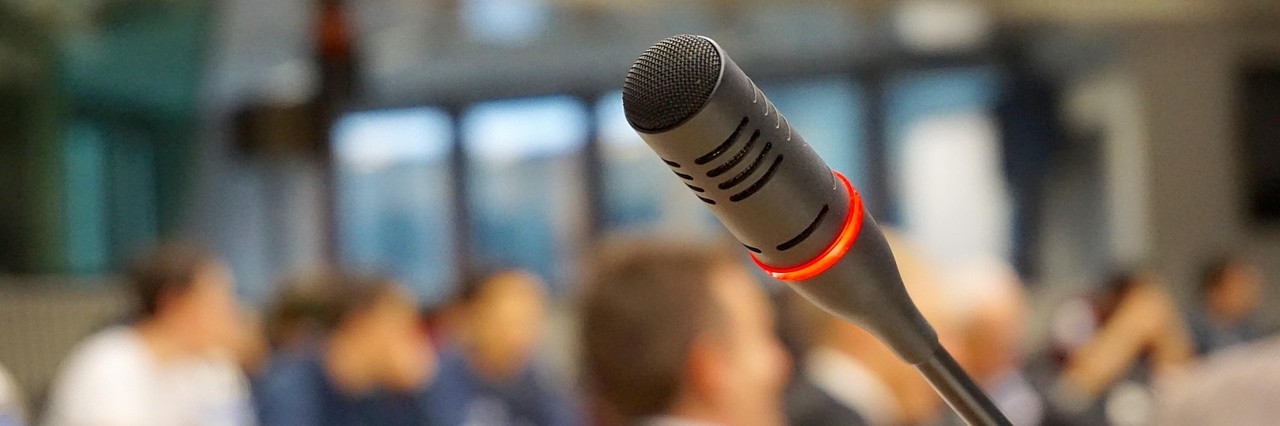 Sitzungssaal mit Microfon